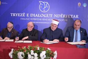 Liderët fetar duke nenshkruar marreveshje