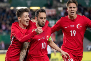 Calhanoglu e fton Arda Gulerin tek Interi
