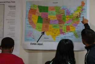 Imigrantët nga Venezuela duke parë një hartë të SHBA-së në një Qendër Mirëpritëse në El Paso, Teksas