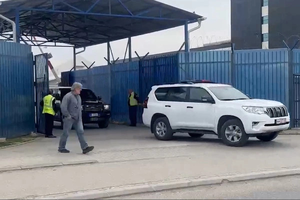 Thaçi kthehet në Hagë