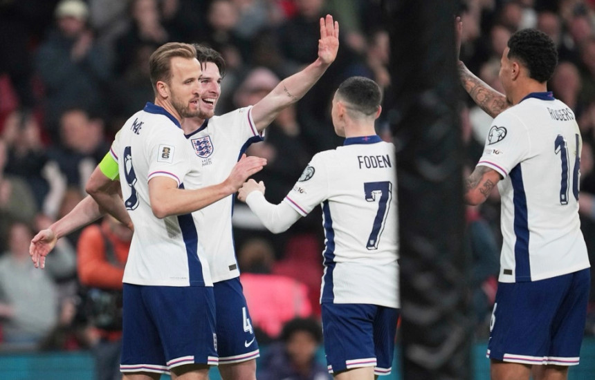 Lojtarët anglezë duke festuar në ndeshjen ndaj Letonisë