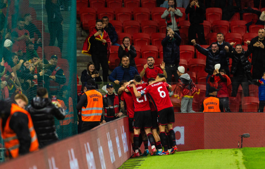 Lojtaret e Shqiperise duke festuar