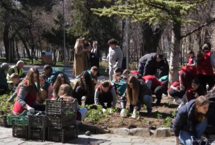 Nxënësit mbollën lule në Ditën e pranverës