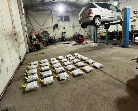 Droga e kapur ne nje veture me targa serbe ne Jarinje