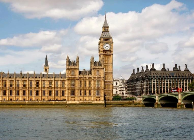 Galeritë në Britani të Madhe në telashe me agjencitë kundër pastrimit të parave