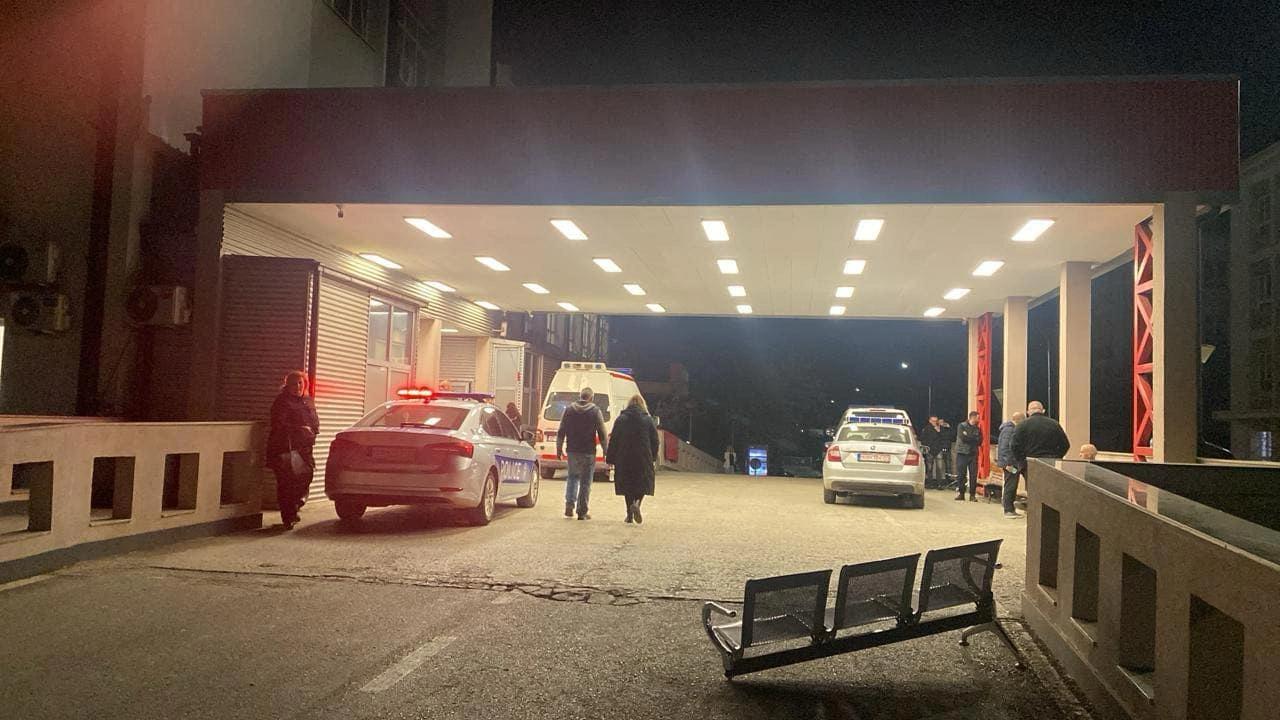 Pamje në Qendrën Klinike Universitare ku po trajtohen dy të plagosurit