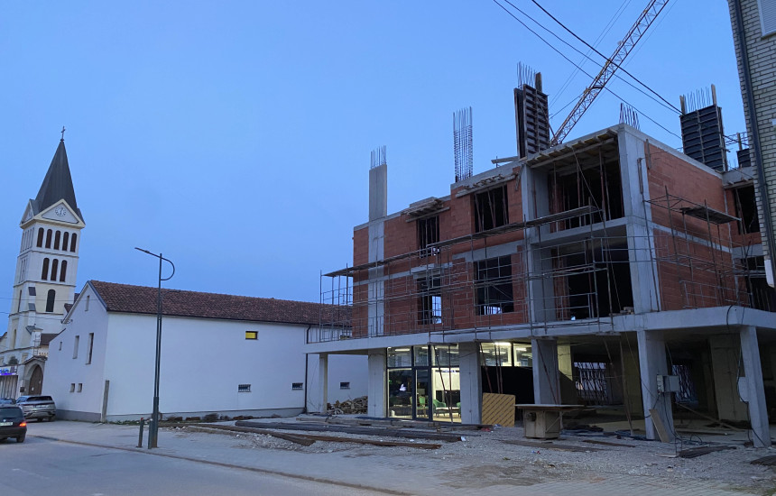 Punimet e objektit afarist banesor afër Kishës së Shën Katerinës në Pejë kanë arritur deri në katin e tretë