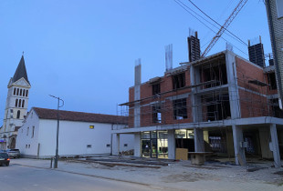 Punimet e objektit afarist banesor afër Kishës së Shën Katerinës në Pejë kanë arritur deri në katin e tretë