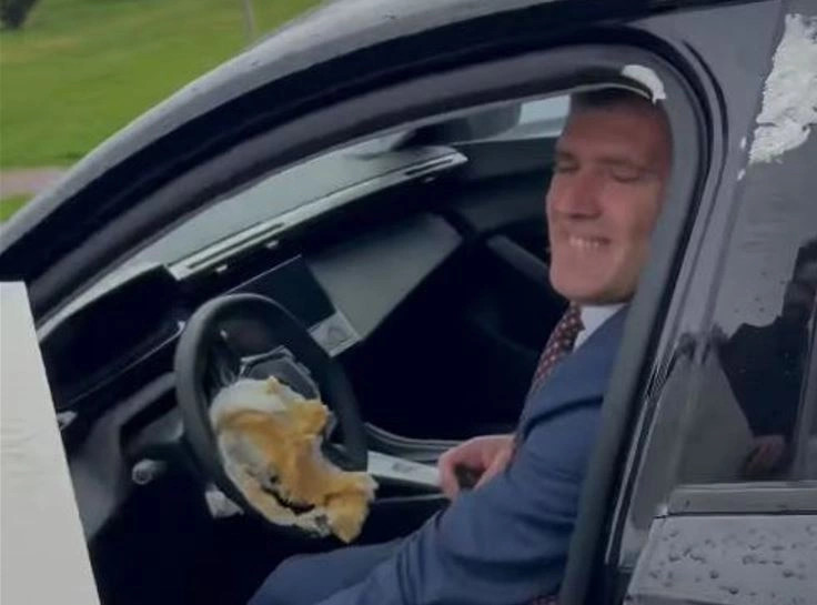 Aktivistët e gjuajnë me torte “15%” kryetarin e ZRRE-së