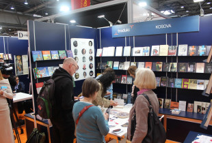 Shtandi D408 në sallën numër katër të Panairit të Librit në Leipzig, është ai i Kosovës. Prezantohen mbi 100 tituj librash e materiale të tjera promovuese të letrave shqipe (Foto: BKK)