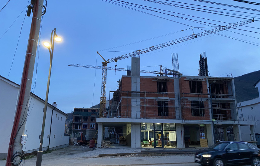 Objekti afarist-banesor afër Kishës së Shën Katerinës në Pejë ka një histori mosrespektimi afatesh e ligjesh nga vetë institucionet e trashëgimisë kulturore