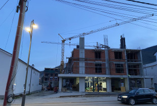 Objekti afarist-banesor afër Kishës së Shën Katerinës në Pejë ka një histori mosrespektimi afatesh e ligjesh nga vetë institucionet e trashëgimisë kulturore