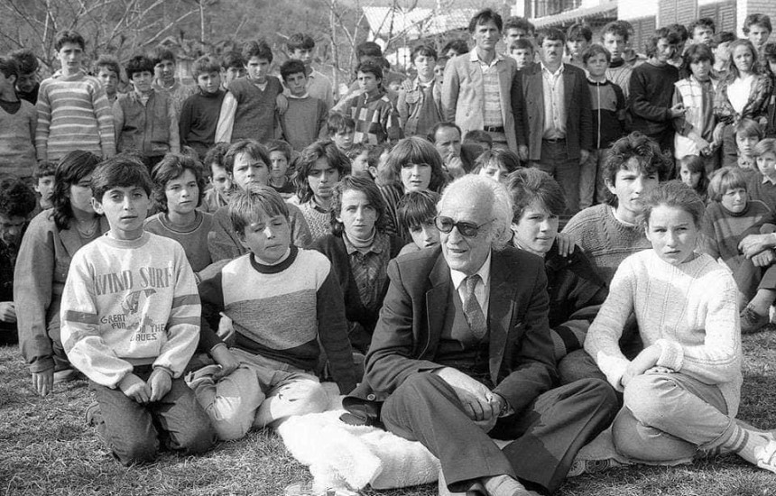 Kur njeriu sot analizon video-materialet e këtyre seancave të fascinon ajo energjia që ka bartur një aso lloj tubimi te masat prezente. Në shumicën prej tyre, në skenat e improvizuara zakonisht ka qenë Anton Çetta, njeriu që u bë simbol i këtij aksioni