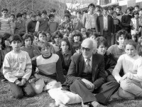 Kur njeriu sot analizon video-materialet e këtyre seancave të fascinon ajo energjia që ka bartur një aso lloj tubimi te masat prezente. Në shumicën prej tyre, në skenat e improvizuara zakonisht ka qenë Anton Çetta, njeriu që u bë simbol i këtij aksioni