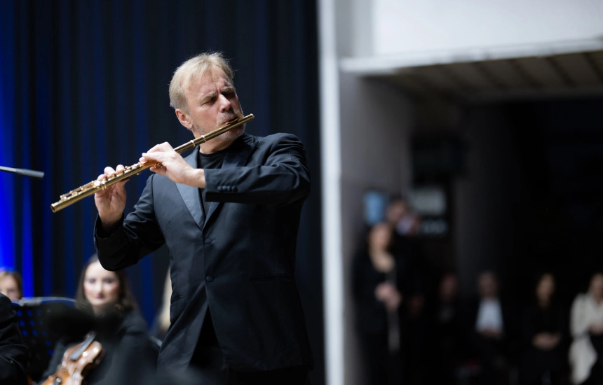 Andrea Griminelli në koncertin e Filharmonisë së Kosovës në Atelienë e Pallatit të Rinisë dhe Sporteve, më 31 janar të këtij viti (Foto: Arben Llapashtica)