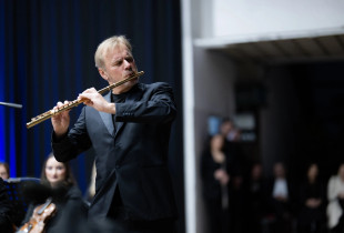 Andrea Griminelli në koncertin e Filharmonisë së Kosovës në Atelienë e Pallatit të Rinisë dhe Sporteve, më 31 janar të këtij viti (Foto: Arben Llapashtica)