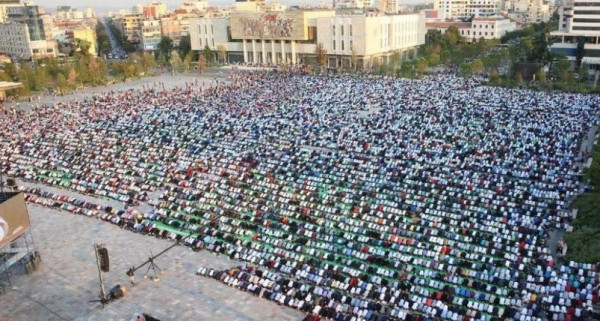 Falja e Fitër Bajramit në Tiranë