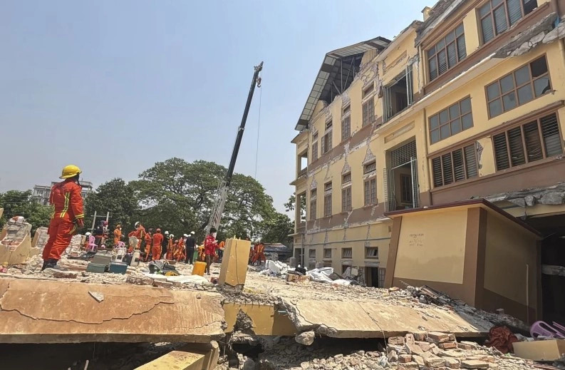 Ekipet e shpëtimit duke kërkuar të mbijetuar nga tërmeti shkatërrues në Birmani