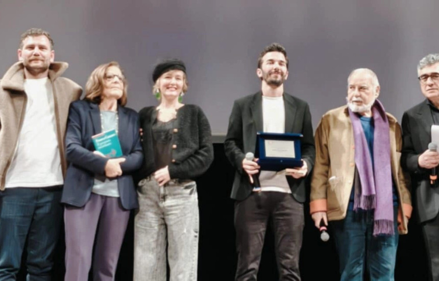 Në një fshat fiktiv në Maqedoninë e Veriut me përplot elemente imagjinare, realiteti i vetëm janë problemet që zbërthehen në rrëfimin e filmit “Krejt e thirrin Rexhën”