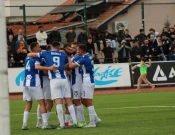 Drita në epërsi, titulli pranë