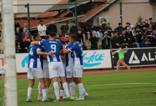 Drita në epërsi, titulli pranë