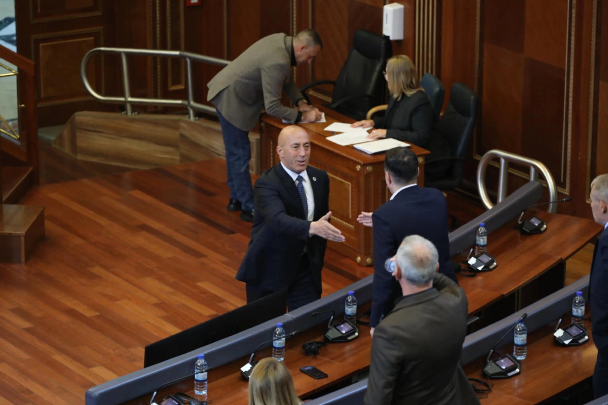 Haradinaj – Abdixhikut: Vazhdo të vendnumërosh se të shkon për shtati
