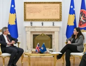 Ambasadori britanik në Kosovë, Jonathan Hargreaves dhe presidentja Vjosa Osmani