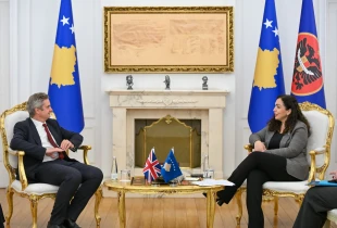 Ambasadori britanik në Kosovë, Jonathan Hargreaves dhe presidentja Vjosa Osmani