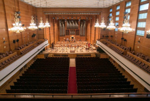 Skena e sallës “Bulgaria”, ku më 17 maj do të interpretojë Filharmonia e Kosovës
