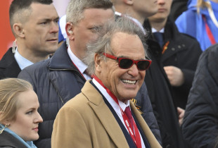 Oliver Stone në paradën ushtarake në Moskë