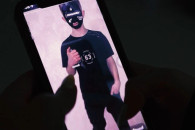 Adoleshentë të armatosur shfaqen pa frikë online