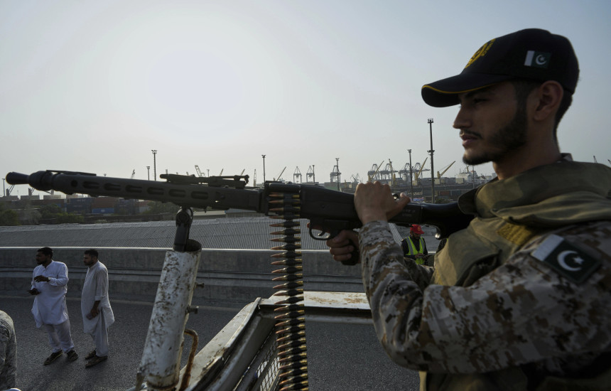 Pakistani nis kundërofensivën, pas sulmeve të Indisë në tre baza ushtarake