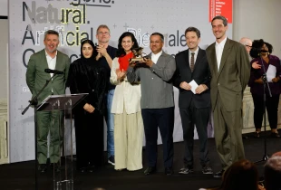 Ekipi i Pavijonit të Bahrejnit i cili të shtunën mori “Luanin e Artë” të Bienales Ndërkombëtare të Arkitekturës në Venecie (Foto: Bienalja e Venecias)
