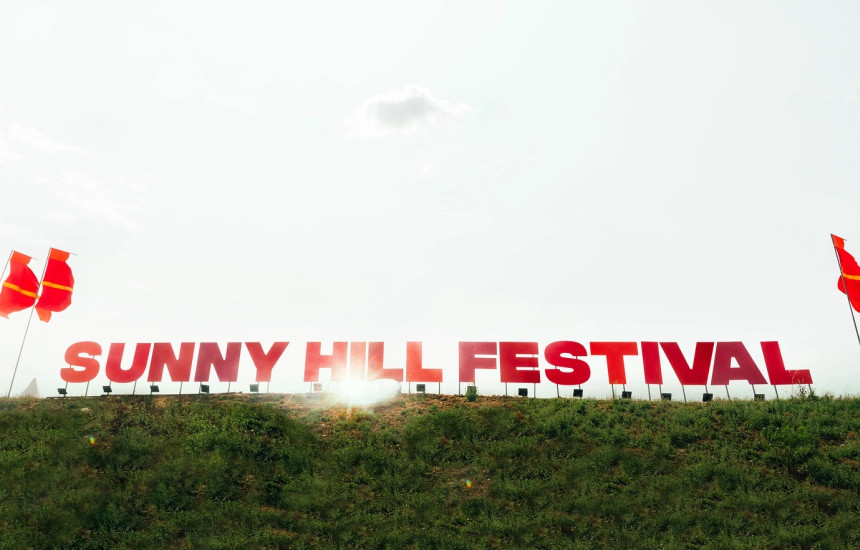 “Sunny Hill” sivjet edhe nikoqir i përformancës së Dua Lipës. Ylli botëror i popit ishte e pranishme edhe vjet si mysafire e Festivalit