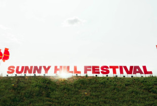 “Sunny Hill” sivjet edhe nikoqir i përformancës së Dua Lipës. Ylli botëror i popit ishte e pranishme edhe vjet si mysafire e Festivalit