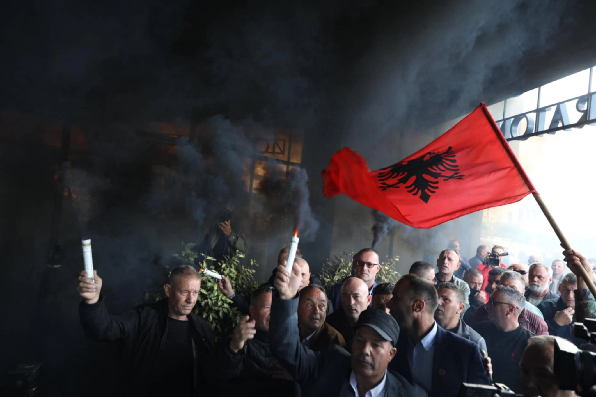 Veterani OVK protestirali v Strasbourgu zaradi sojenja nekdanjim voditeljem