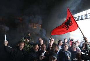 Protesta e OVL-UÇK kundër Ekaterina Trendafilovas (Foto: Driton Paçarada)