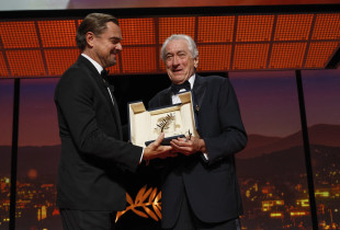 Leonardo di Caprio ia ka dorëzuar e “Palmën e Artë e Nderit”, aktorit të famshëm, Robert de Niro