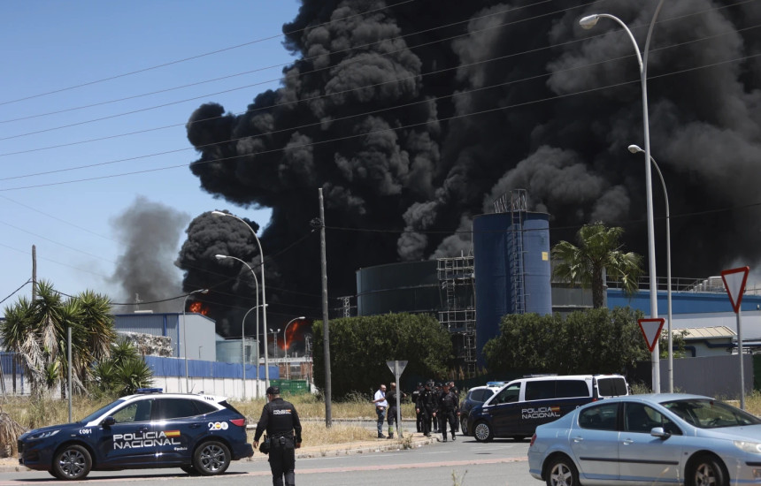 Shpërthim në një fabrikë kimikatesh në Spanjë, alarm për 80 mijë banorë