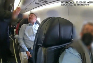 Një shqiptar arrestohet në SHBA pasi hipi në aeroplan me armë