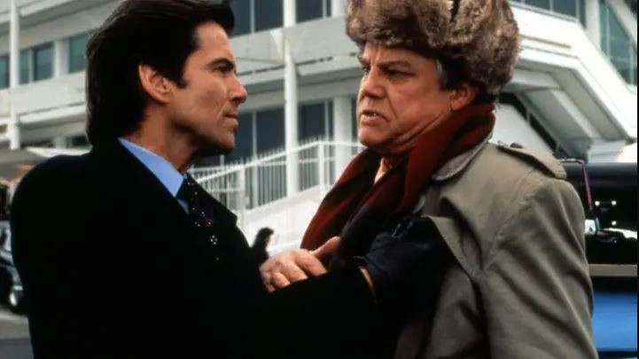 Baker bashkë me aktorin Pierce Brosnan në filmin “Goldeneye” të franshizës “James Bond” në vitin 1997