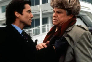 Baker bashkë me aktorin Pierce Brosnan në filmin “Goldeneye” të franshizës “James Bond” në vitin 1997