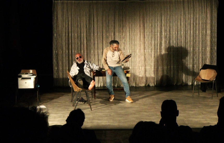 Zhdukja e shkrimtarit, përjetimet dhe bashkëpunimi me ekipin i vijnë publikut si mozaik në shfaqjen “Hija e gjatë e Alois Brunner” në festivalin “Polip”