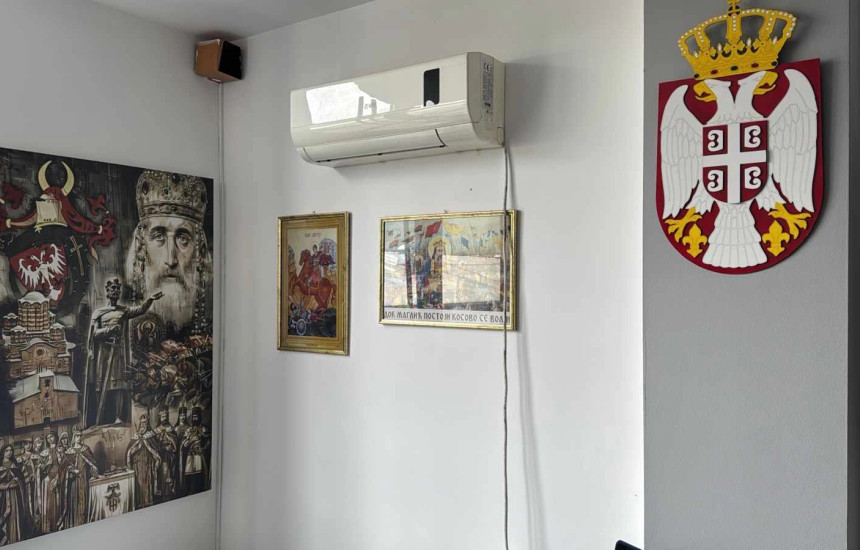 Simbolet që u gjetën në objektet ku vepronin strukturat paralele serbe që u mbyllen dje