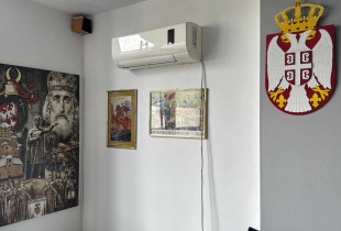 Simbolet që u gjetën në objektet ku vepronin strukturat paralele serbe që u mbyllen dje