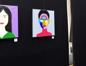 “Art nga burgu” e hapur në hollin e Bibliotekës Kombëtare “Pjetër Bogdani” është cilësuar jo vetëm si një ekspozitë që shpalos krijimtarinë artistike, por është edhe dëshmi e fuqisë së artit për të rehabilituar