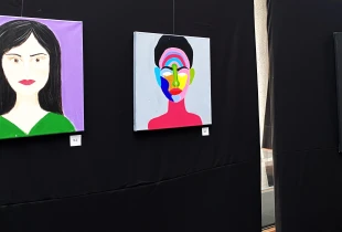 “Art nga burgu” e hapur në hollin e Bibliotekës Kombëtare “Pjetër Bogdani” është cilësuar jo vetëm si një ekspozitë që shpalos krijimtarinë artistike, por është edhe dëshmi e fuqisë së artit për të rehabilituar