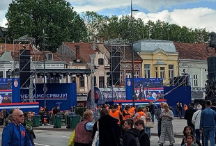Skena në qendër të Nishit, ku është planifikuar një tubim i organizuar nga partia në pushtet, më 17 maj 2025.