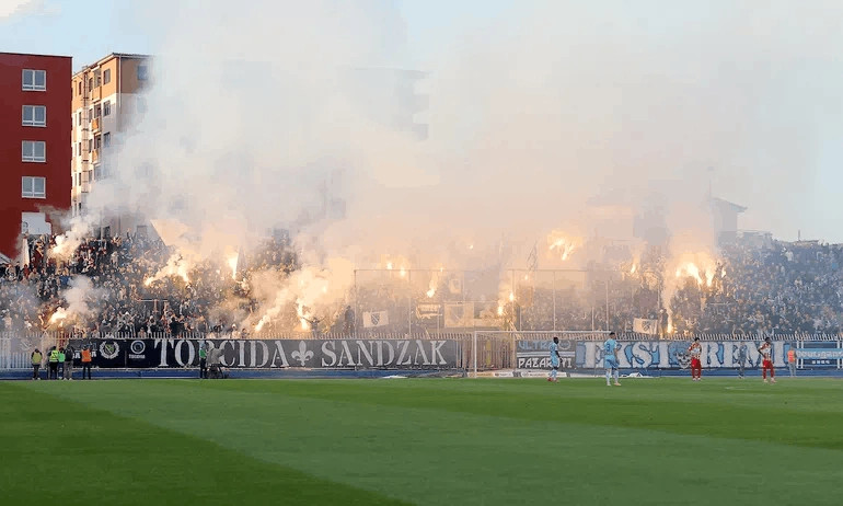 Tifozët e Novi Pazarit në ndeshjen ndaj Cërvena Zvezdës: Kosova është shqiptare