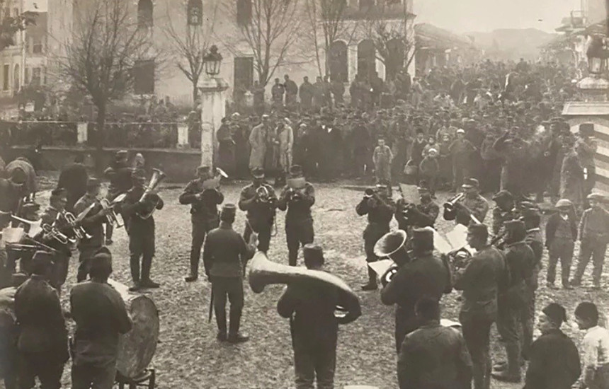 Festimi i krimeve në sheshin e Prishtinës